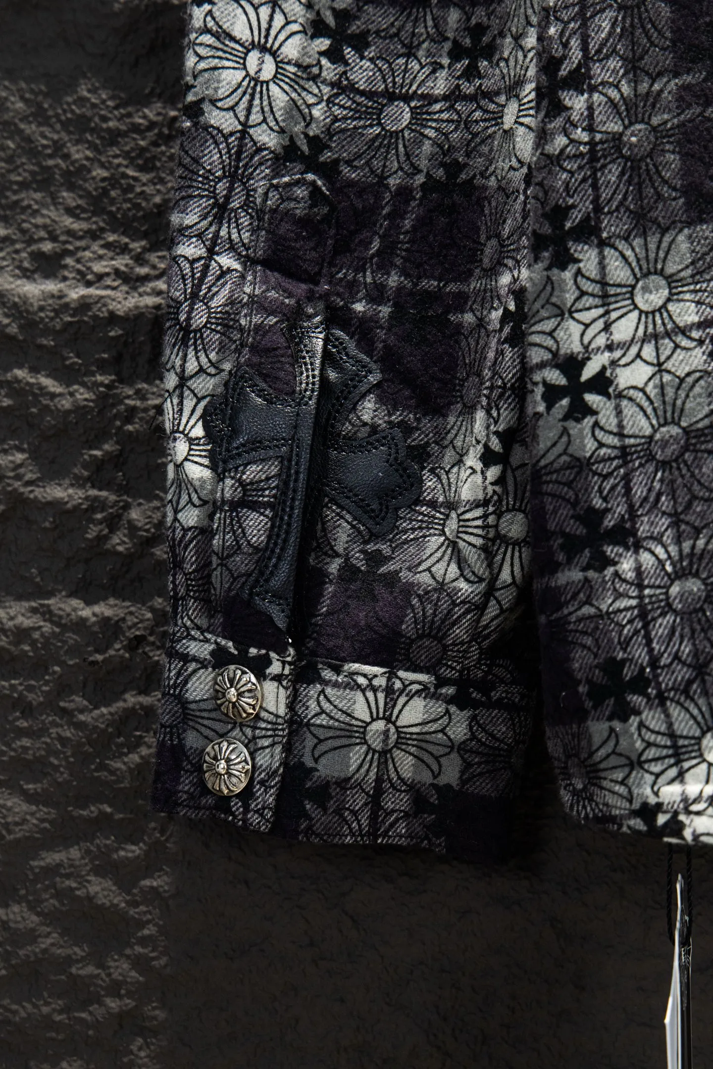 P260 ChromeHearts Chrome Hearts printed cuffs and leather plaid shirt. Customized jacquard fabric, you can wear it in various styles. This genderless shirt is a must-have for nightclubs. It can be worn as a jacket for both men and women. It can be easily worn by both men and women!  The plaid shirt that I have been thinking about has arranged for you to check in with plaid fans! The original loose fit is made of high-quality pure cotton fabrics. The fabric pattern is high-definition and delicate without burrs. It is comfortable and breathable to wear. All the buttons are molded and customized. It is casual and fashionable and can be matched with any bottoms. It can be windproof and sunproof in spring and summer. It can be worn inside or outside in autumn and winter! Easily concave shape makes you look slimmer and taller, perfect for both men and women! Customized main label, accessories, fully washable, whole body wiring, quality control, no heads!  Luxurious dark high street, Hollywood luxury goods, 25SS latest couples leather cross short-sleeved T-shirts, all reflect their own unique style! Made of thick black cotton, goatskin appliqués, hand-sewn custom metal hardware, and silicone varnish printing, multiple materials collide to create a unique texture. It also incorporates ChromeHearts medieval-style Sanskrit fonts and classic horseshoes, creating a unique and charming dark texture under the graceful arcs and all-black shadows, full of artistic sense!  Color: Black Blue Black Size: S M L XL
